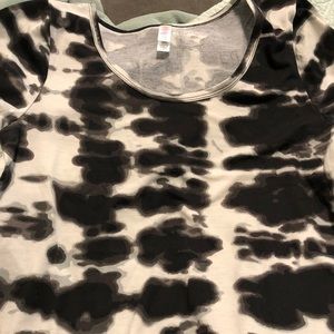 Small Lularoe Classic Tee